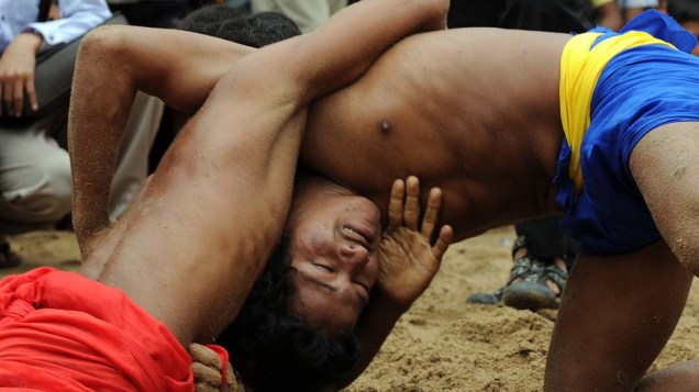 No Camboja, jovens lutam durante o “festival da morte” na cidade de Kandal
