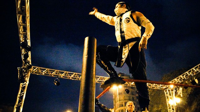 Dragão Branco enfrenta Bino em evento de Luta Livre na Praça da Sé durante a Virada Cultural 2012