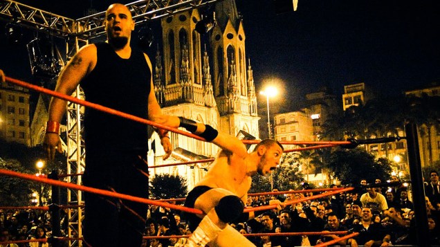 Competidores se enfrentam em evento de Luta Livre em ringue montado na Praça da Sé durante a Virada Cultural 2012