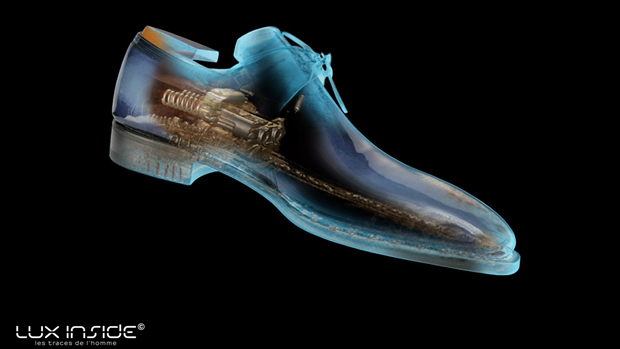 Fotografia do sapato masculino da marca Pierre Corthay, em exposição na mostra LuxInside