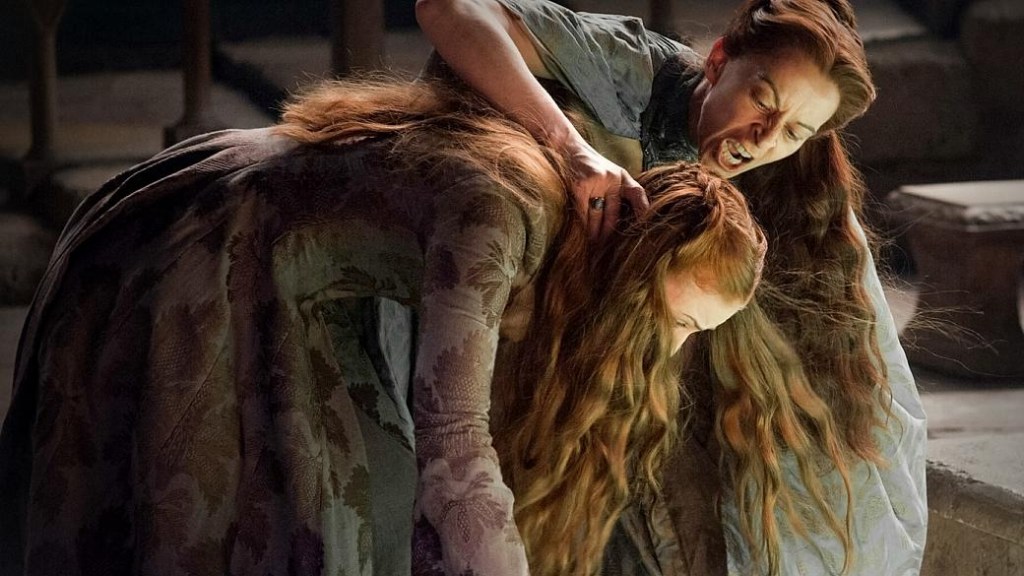 Lysa (Kete Dickie) ameaça Sansa (Sophie Turner) no sétimo episódio da quarta temporada de 'Game of Thrones'