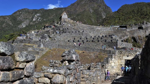 Turistas visitam as ruínas de Machu Picchu, Peru