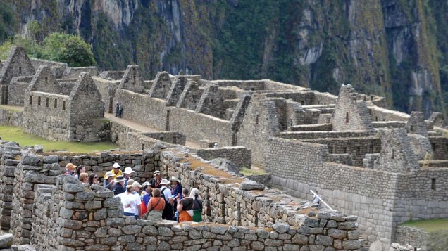 Turistas visitam as ruínas de Machu Picchu, Peru