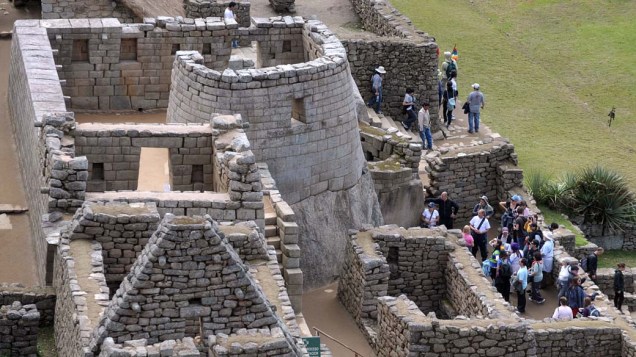 Turistas visitam as ruínas de Machu Picchu, Peru<br>  