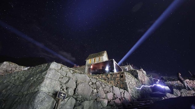 Testes de iluminação para as celebrações dos cem anos de Machu Picchu, Peru
