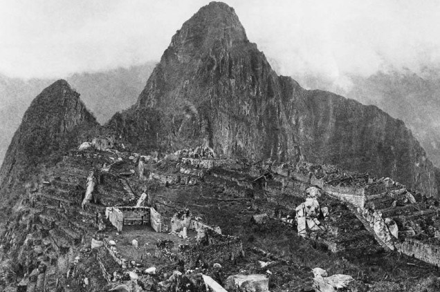 Fotografia da década de 1920 mostrando as ruínas de Machu Picchu, Peru