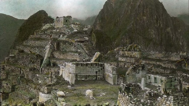 Fotografia colorida à mão da década de 1920 mostrando as ruínas de Machu Picchu, Peru