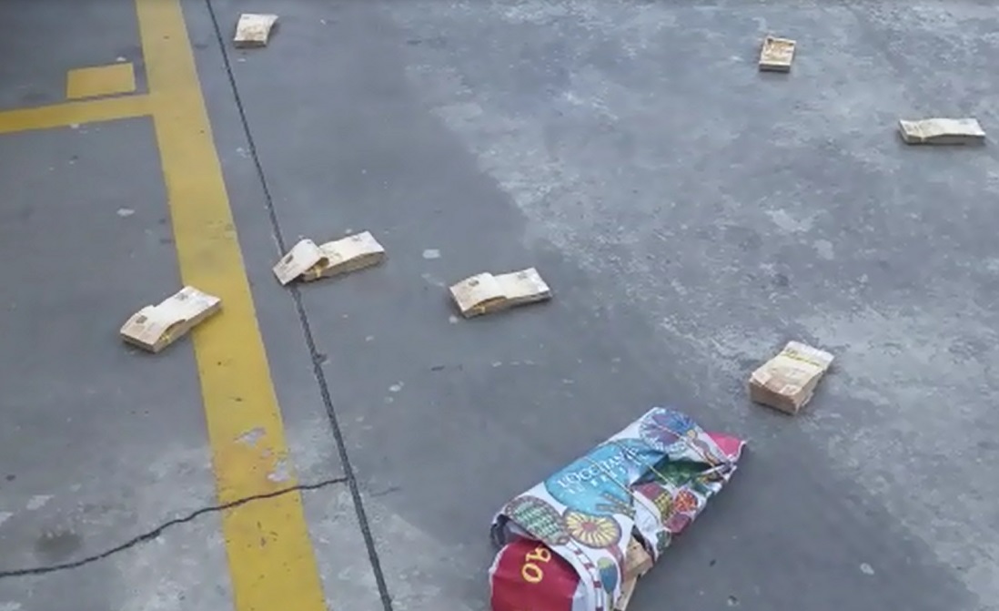 Dinheiro "cai do céu" após a chegada da Polícia Federal, em Recife (PE)