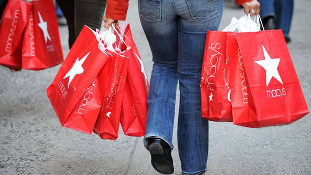 Mulher carrega sacolas de compras da loja de departamentos Macy's, uma das mais famosas de Nova York