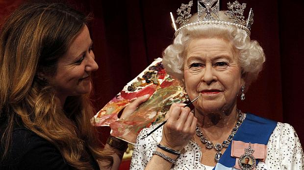 Madame Tussauds: retoque na pintura da estátua da rainha para a exibição