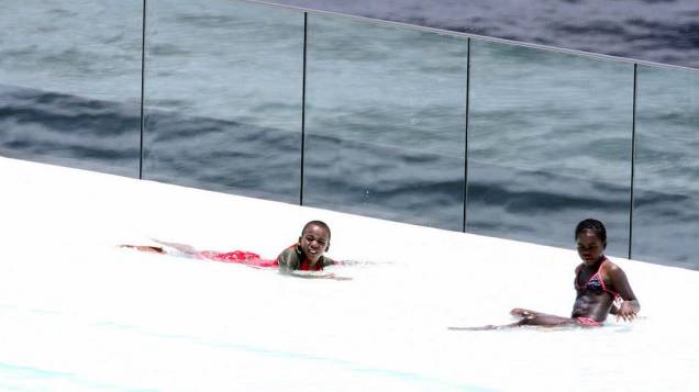 Filhos de Madonna na piscina do Hotel Fasano, no Rio de Janeiro