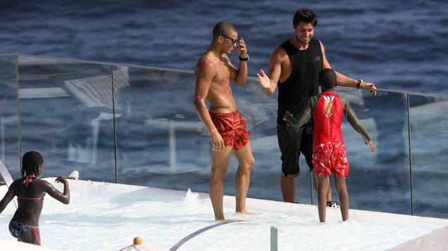 Filhos de Madonna na piscina do Hotel Fasano, no Rio de Janeiro