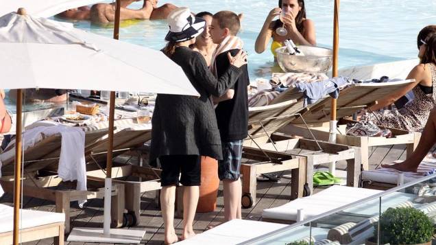 Madonna com os filhos na piscina do Hotel Fasano, no Rio de Janeiro
