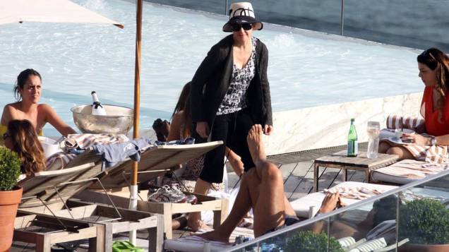 Madonna com os filhos na piscina do Hotel Fasano, no Rio de Janeiro