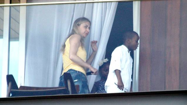 Filhos de Madonna na sacada do Hotel Fasano, no Rio de Janeiro