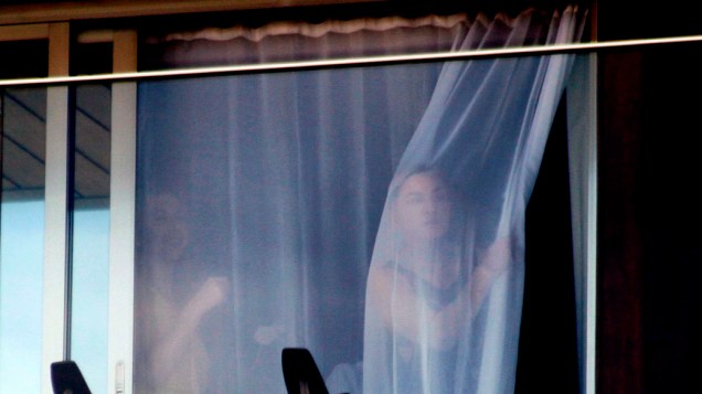 Madonna e família aparecem na sacada do Hotel Fasano, no Rio de Janeiro Madonna e família aparecem na sacada do Hotel Fasano, no Rio de Janeiro