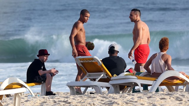 Namorado e filho de Madona curtem Praia em Ipanema, no Rio de Janeiro Namorado e filho de Madona curtem Praia em Ipanema, no Rio de Janeiro