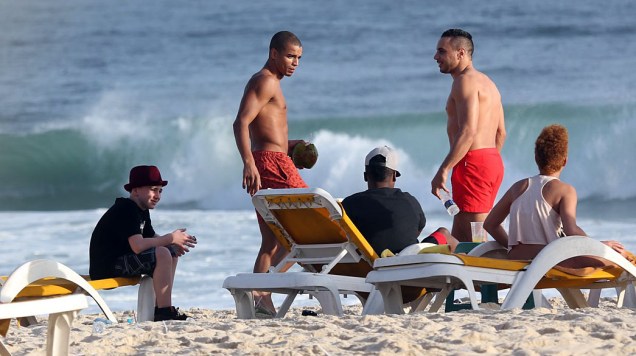 Namorado e filho de Madona curtem Praia em Ipanema, no Rio de Janeiro