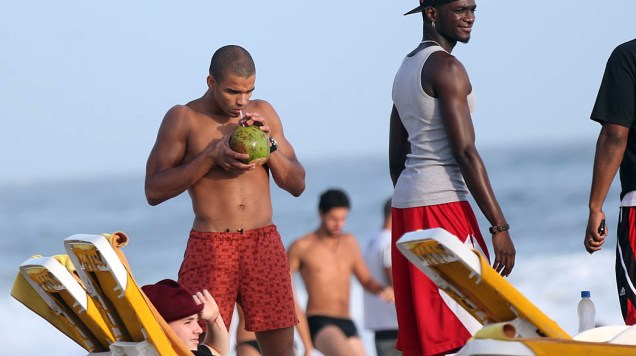 Namorado e filho de Madona curtem Praia em Ipanema, no Rio de Janeiro