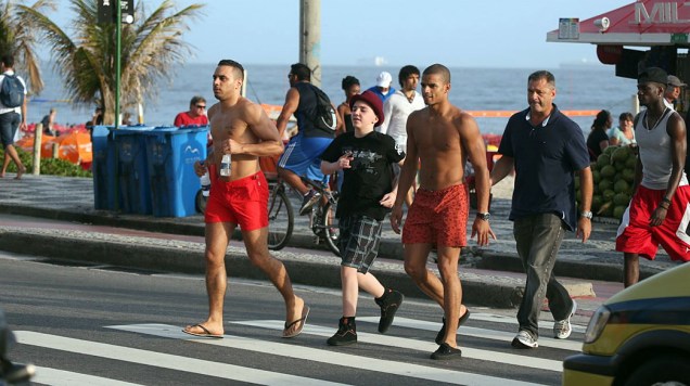 Namorado e filho de Madona curtem Praia em Ipanema, no Rio de Janeiro