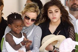 Madonna e as filhas James e Lourdes