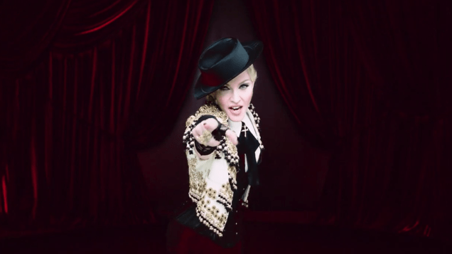 Madonna no clipe Living for Love, primeiro single de seu novo disco, Rebel Heart