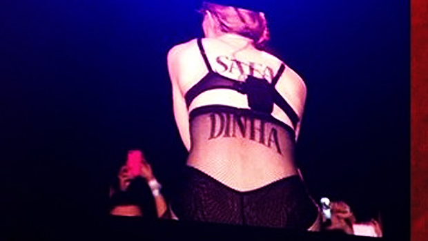 Madonna aparece com a palavra safadinha nas costas, em show no Morumbi