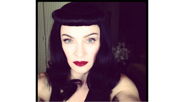 Madonna posta com peruca morena no Instagram e pergunta: "Apenas loiras se divertem?"