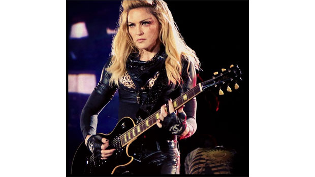Madonna faz show mesmo com o rosto machucado após levar soco de bailarino na turnê <em>MDNA</em>