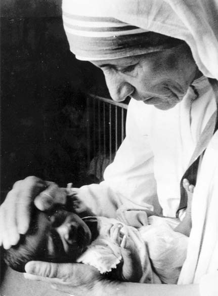 Madre Teresa cuida de criança em orfanato da cidade de Calcutá, em Novembro de 1971