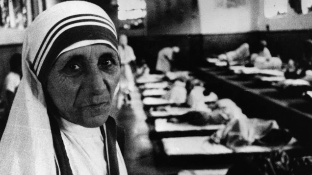 Junto com o Prêmio Nobel da Paz, Madre Teresa de Calcutá recebeu o Templeton Prize pelos seus trabalhos de caridade. Na foto, Madre Teresa aparece com doentes de um hospital, em Novembro de 1971