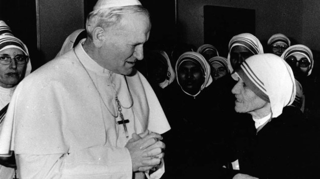 Papa João Paulo II recebe Madre Teresa de Calcutá e um grupo de freiras no Vaticano, em 13 de Dezembro de 1979