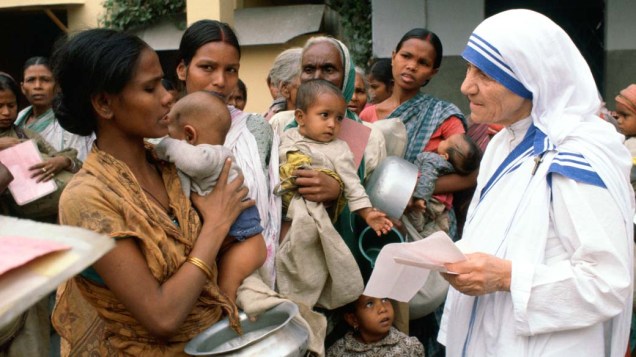 Madre Teresa de Calcutá com mães e crianças indianas