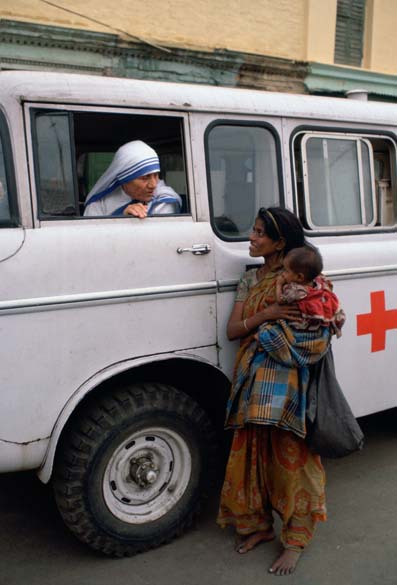 Madre Teresa de Calcutá, em veículo da Cruz Vermelha, conversa com indiana, Janeiro de 1980 em Calcutá