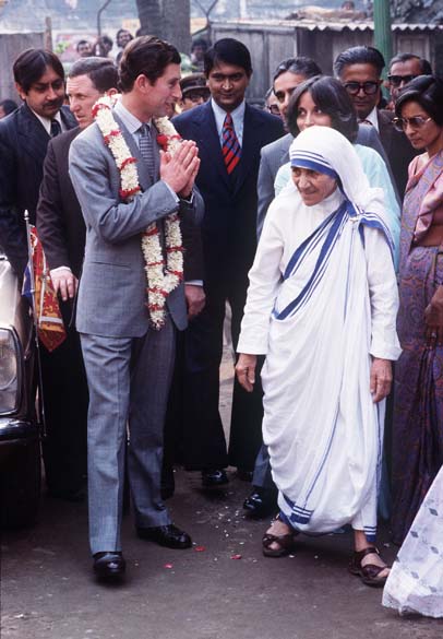 Príncipe de Gales (esquerda) com Madre Teresa de Calcutá durante sua visita à Índia em 1980