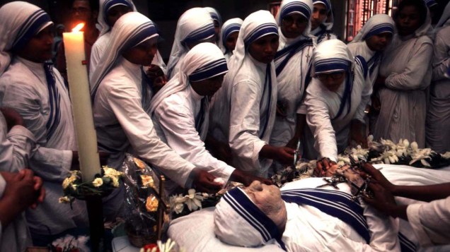 Freiras tocam o corpo de Madre Teresa de Calcutá após a sua morte