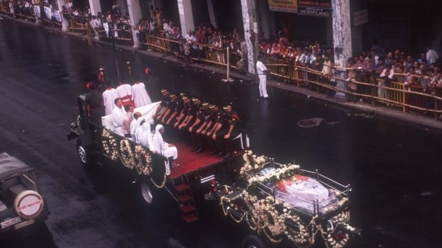 Cortejo fúnebre leva Madre Teresa de Calcutá, que morreu em 5 de setembro de 1997, após sofrer parada cardíaca