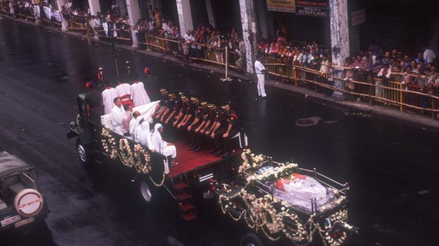 Cortejo fúnebre leva Madre Teresa de Calcutá, que morreu em 5 de setembro de 1997, após sofrer parada cardíaca Cortejo fúnebre leva Madre Teresa de Calcutá, que morreu em 5 de setembro de 1997, após sofrer parada cardíaca
