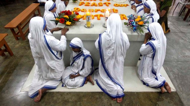 Freiras católicas rezam no túmulo de Madre Teresa no 15º aniversário de sua morte, em Calcutá, na Índia
