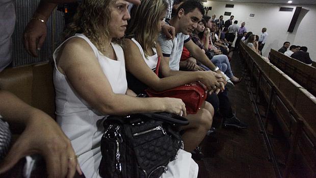 A mãe da garota Eloá, Ana Cristina (de branco) na plateia do tribunal do fórum de Santo André durante o quarto dia de julgamento de Lindemberg Alves Fernandes, acusado de matar a ex-namorada