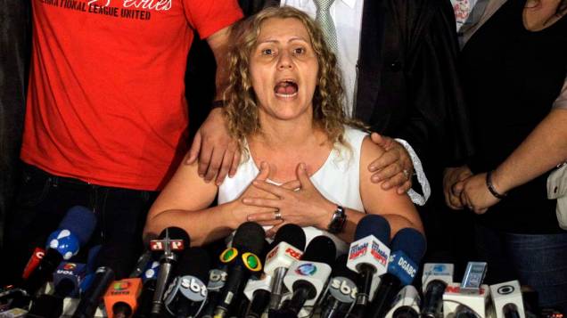 A mãe da garota Eloá, Ana Cristina concede entrevista coletiva ao lado dos filhos e do advogado da família no fórum de Santo André após anúncio da sentença que condenou Lindemberg A mãe da garota Eloá, Ana Cristina concede entrevista coletiva ao lado dos filhos e do advogado da família no fórum de Santo André após anúncio da sentença que condenou Lindemberg