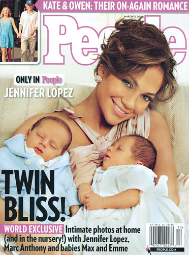 Mãe de primeira viagem, Jennifer Lopez embolsou cerca de 10,5 milhões de reais pela foto dos gêmeos Max e Emme na revista People.