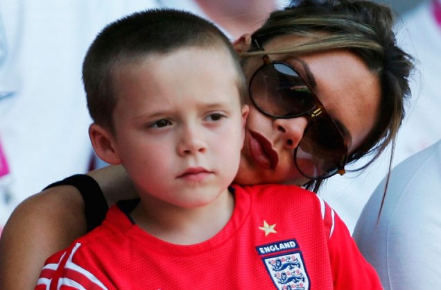 Victoria Beckham é mãe de três filhos, frutos de seu casamento com o jogador de futebol David Beckham. Ela é também dona de uma marca de roupas.
