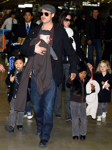 Angelina Jolie e Brad Pitt têm uma das famílias mais comentadas do mundo. Eles são pais de seis filhos - três adotivos (Madox Chivan, Pax Thien e Zahara) e três biológicos (Shiloh Nouvel e os gêmeos Knox Léon e Vivienne Marcheline).