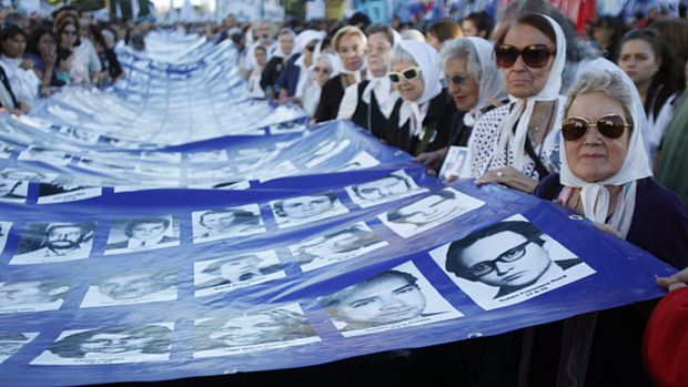 As Mães da Praça de Maio, até então consideradas um símbolo da luta pelo julgamento dos crimes cometidos por militares durante a ditadura na Argentina estão envolvidas em um escândalo de corrupção
