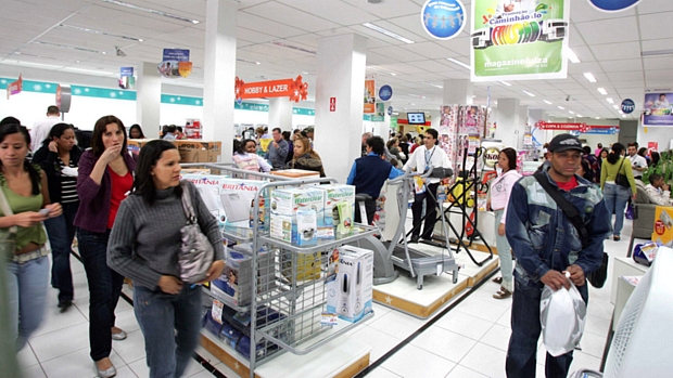 Brasileiro direciona, cada vez mais, gastos para itens que não são de primeira necessidade