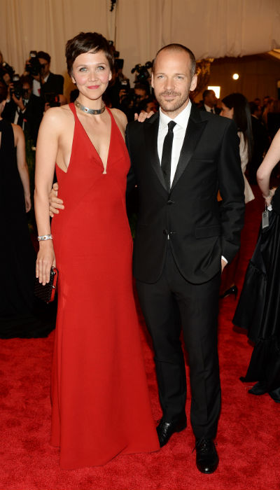 A atriz Maggie Gyllenhaal com o marido, Peter Saarsgard, no baile punk do Metropolitan Museum of Art