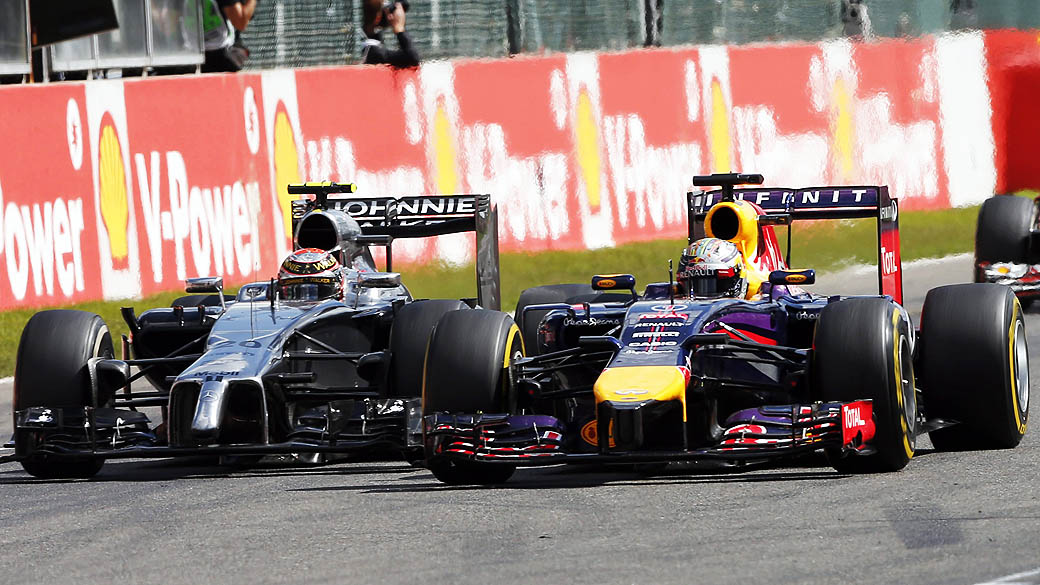 Kevin Magnussen e Sebastian Vettel durante o Grande Prémio da Bélgica de Fórmula 1, 12.ª prova do Campeonato do Mundo
