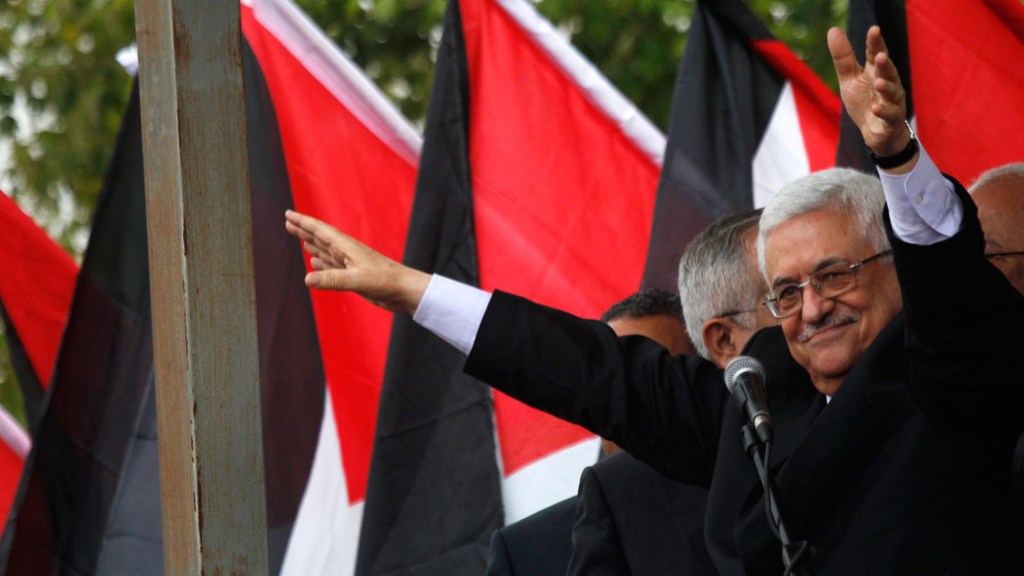 Mahmoud Abbas, presidente da Autoridade Palestina, é recebido com festa após retornar da reunião da ONU, em Nova York - 25/09/2011