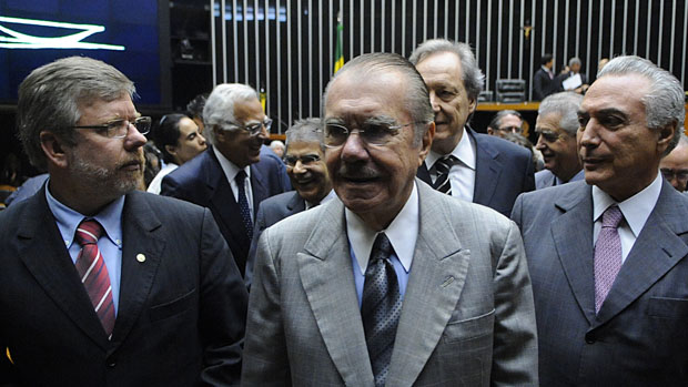 Os presidentes da Câmara e do Senado, Marco Maia e José Sarney, acompanhados pelo vice-presidente da República, Michel Temer, e pelo presidente do TSE, Ricardo Lewandowski (ao fundo): mais uma comissão para discutir a reforma política